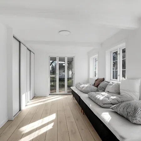6 Bedroom Cozy In Prázdninový dům Rønne