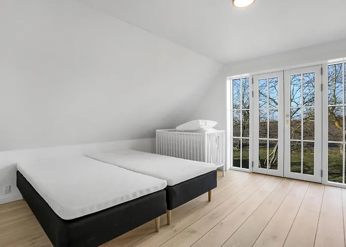 6 Bedroom Cozy In Holiday home *